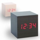 stylische Uhr aus Holz