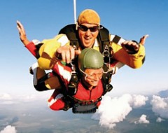 Fallschirm-Tandemsprung fuer 5 Freunde