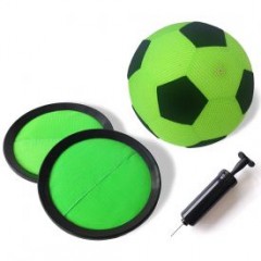 Kinder-Torwandschießen mit dem Fußball-Set für Drinnen