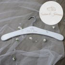 gravierter Kleiderbügel fürs Hochzeitskleid/Anzug