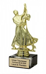 goldener Pokal mit tanzendem Traumpaar